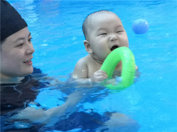 one|趣味水育课程融入多样游戏，宝宝们one pick 鲸鱼堡的理由！