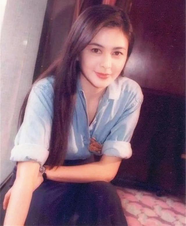 原创关之琳罕见展示卧室，床头的两条锁链十分吸睛，网友：干啥用的？