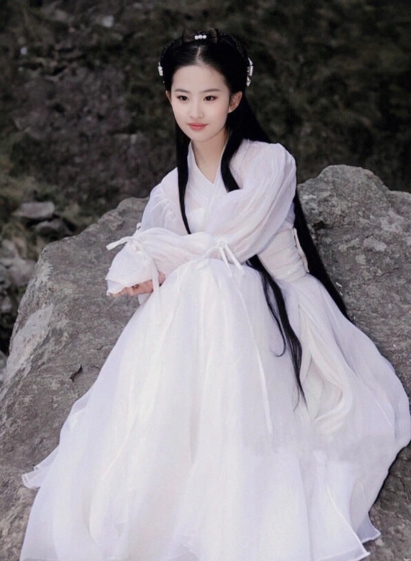 原创刘亦菲最惊艳的造型,一袭白纱裙配长发,唯美仙气堪称最美小龙女