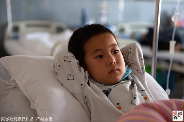 4岁男童患恶性淋巴瘤，医院偷偷蒙上被子给妈妈打电话：我想回家