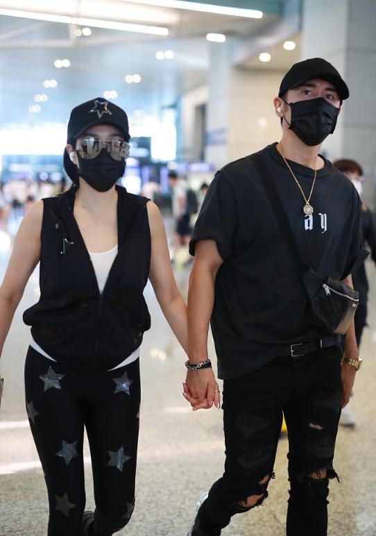 张伦|钟丽缇俏皮比心太可爱，和张伦硕恩爱牵手亮相，夫妻俩身材太惹眼