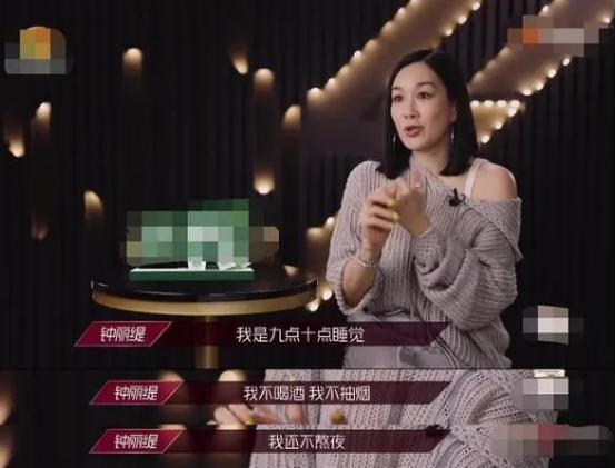 张伦|钟丽缇俏皮比心太可爱，和张伦硕恩爱牵手亮相，夫妻俩身材太惹眼