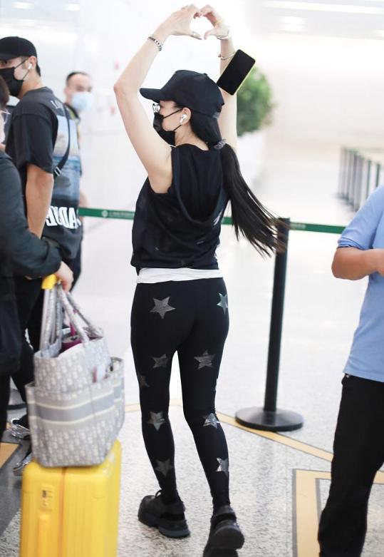 张伦|钟丽缇俏皮比心太可爱，和张伦硕恩爱牵手亮相，夫妻俩身材太惹眼