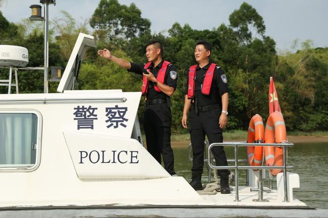 佛山水警快艇巡逻喊话劝阻野泳群众