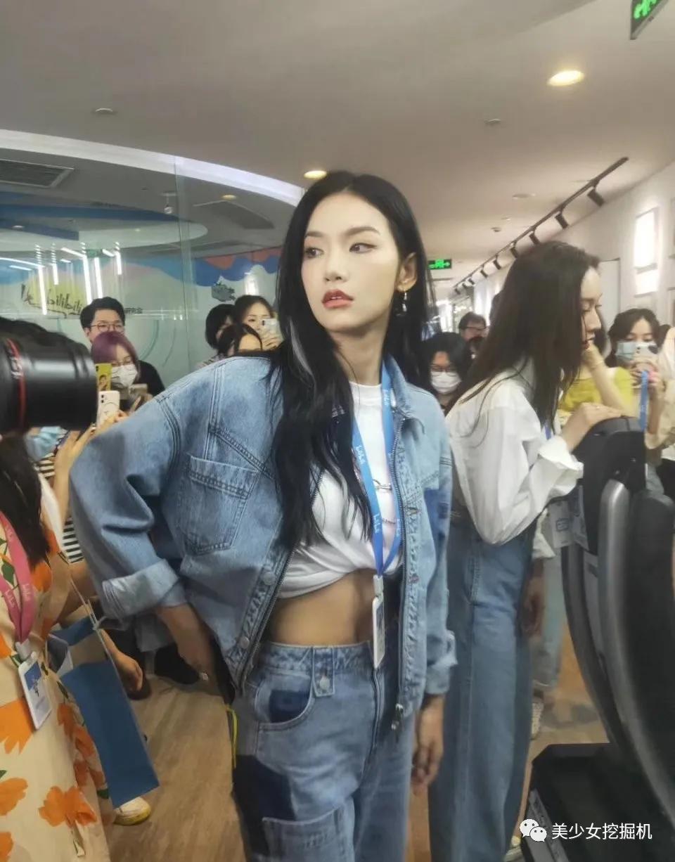 somi|上镜胖30斤被嘲，遭伴舞艳压的国民初C，靠千万直拍热辣身材翻身？