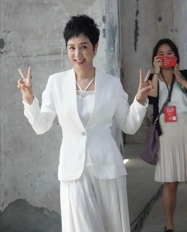 蒋雯丽这是什么发型?冲天短发配白色西服气场全开,像极成功人士