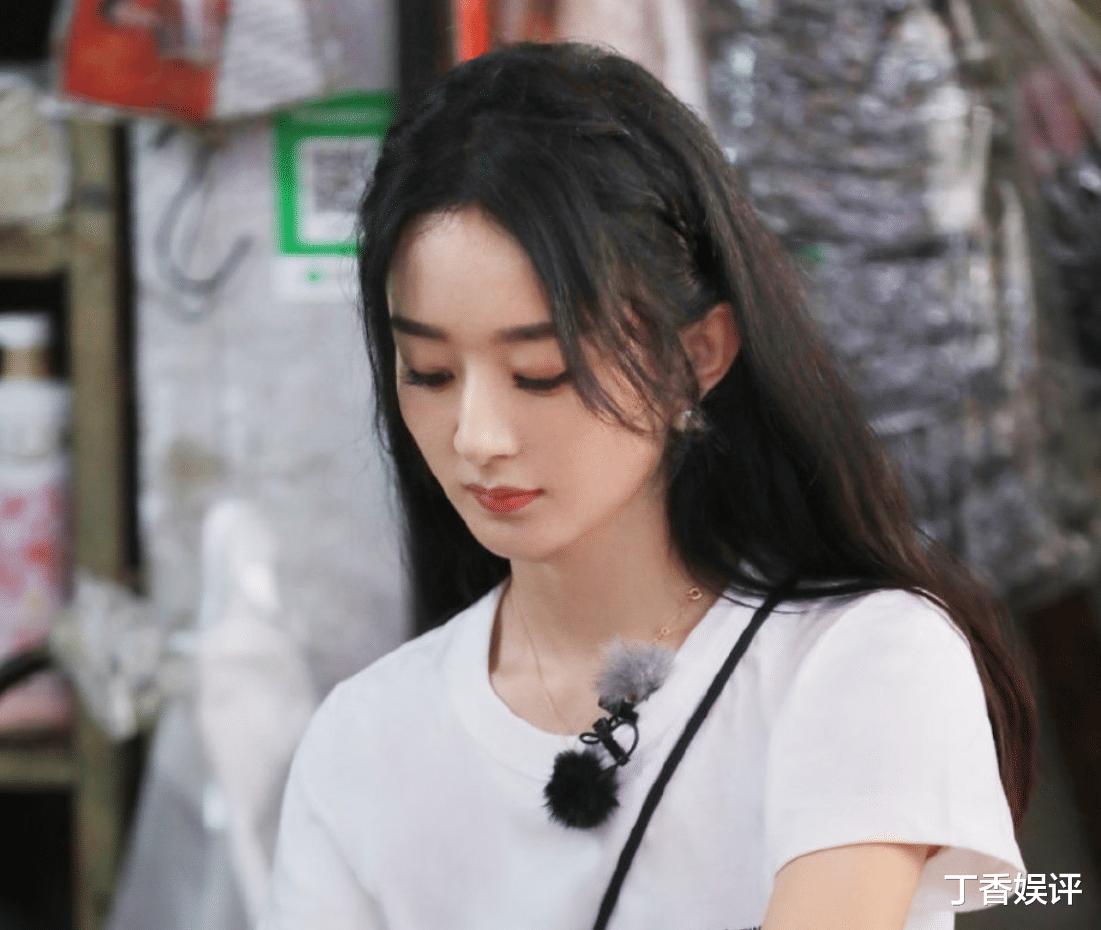 原创赵丽颖在《中餐厅》秀刀工,烧菜花钱两不误,全能女神怎么能不爱
