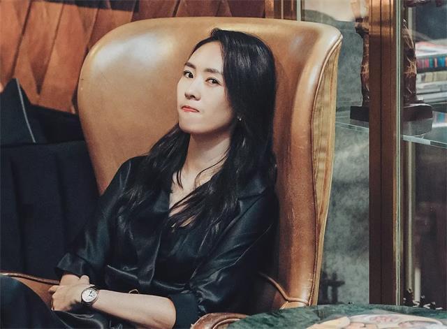 《三十而已》顾佳:女人不狠,柔弱给谁看
