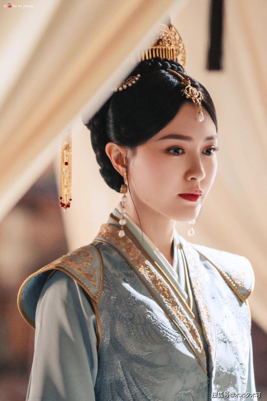 唐嫣|杨幂唐嫣热巴个个穿得明艳动人，怎么《三十而已》三位画风这么怪