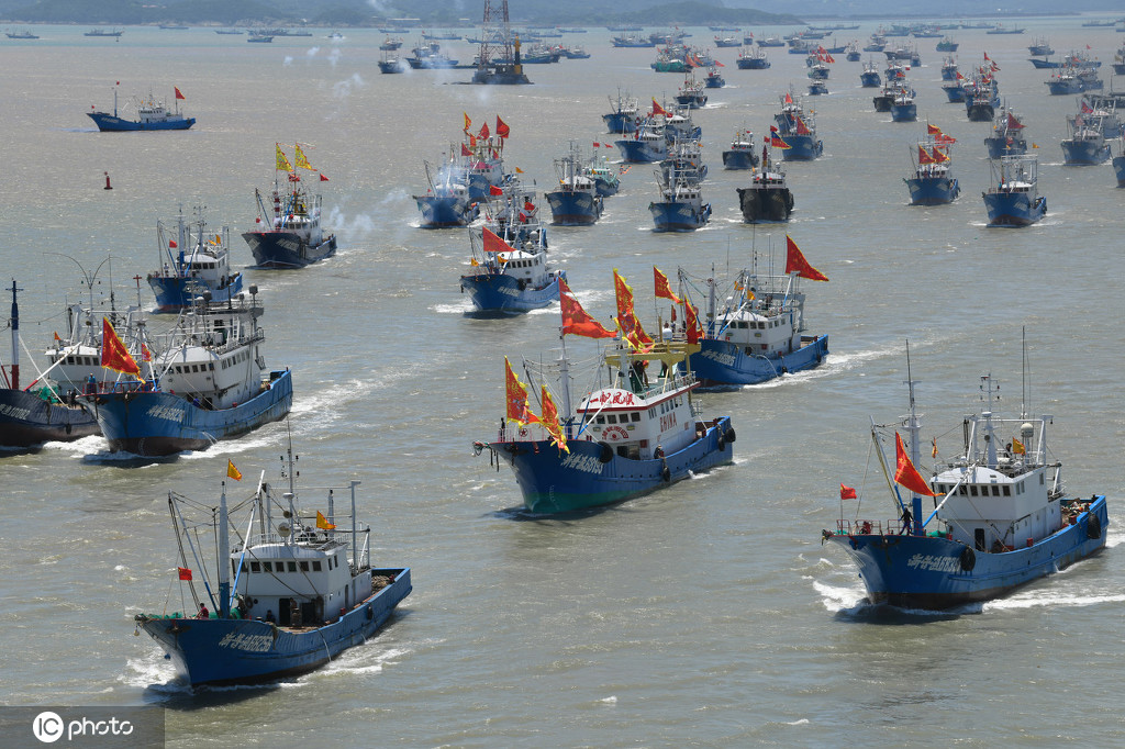 12 8月1日,浙江舟山,渔船浩浩荡荡驶过舟山朱家尖大桥,驶往东海渔场