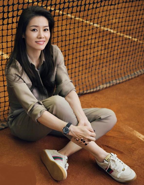 网球一姐李娜登时尚杂志，复古穿搭显优雅，38岁肤白貌美堪比整容