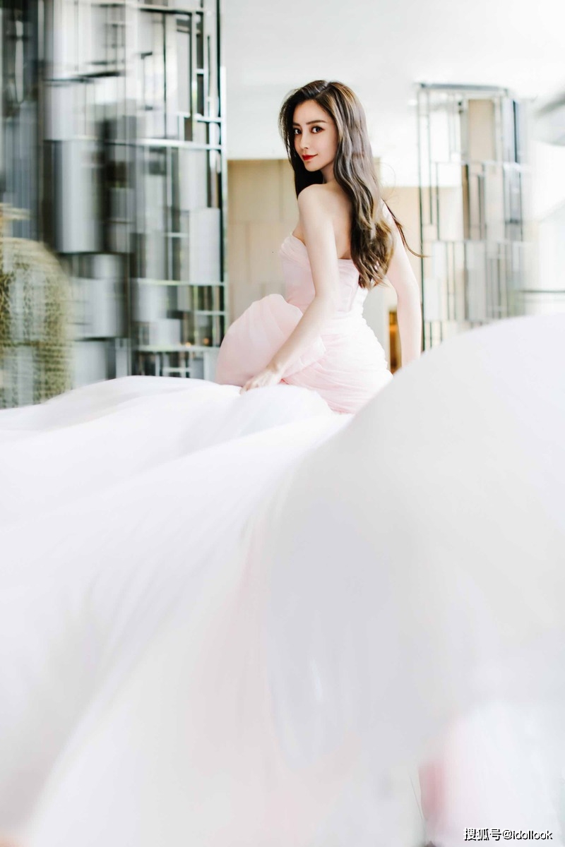 杨幂|当女明星们一起走红毯时,穿高定就一定赢了过季款吗?