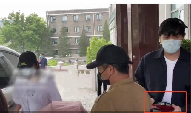 健身|太拼了！为产后复出，唐艺昕在椅子上倒立健身，身材恢复卓有成效