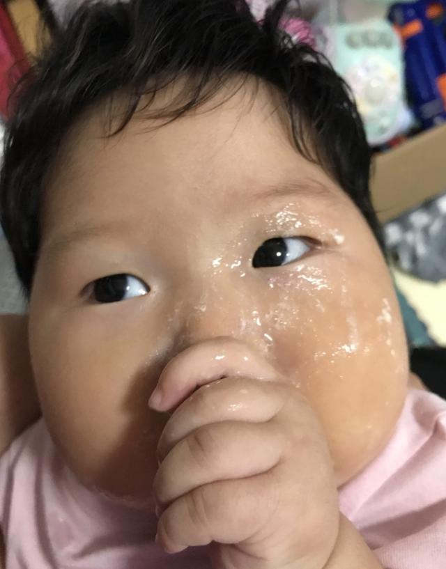 父母|可能是进入“口腔敏感期”，这样做让宝宝健康成长宝宝喜欢吃手