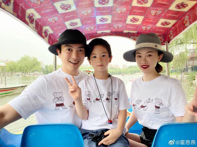 杜江霍思燕深夜聚会，夫妻俩背同款情侣包，价