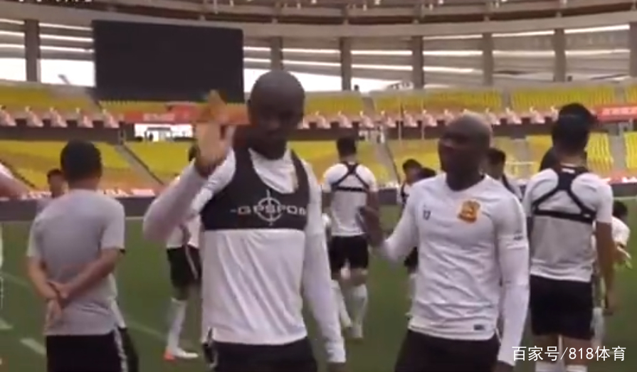 中文贼溜!姆比亚顺走摄像记者手机,埃弗拉中文提