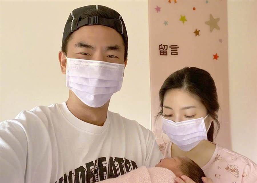 原创去世17年的柯受良当爷爷了，儿子柯有伦喜获千金，三月份宣布怀孕