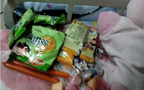 耳朵痛|妈妈用灯照吓出一身鸡皮疙瘩，娃床头勿摆这东西儿子半夜耳朵痛