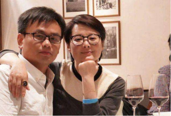 原创看看袁立小11岁的现任,再看看其前夫,离婚原因太现实