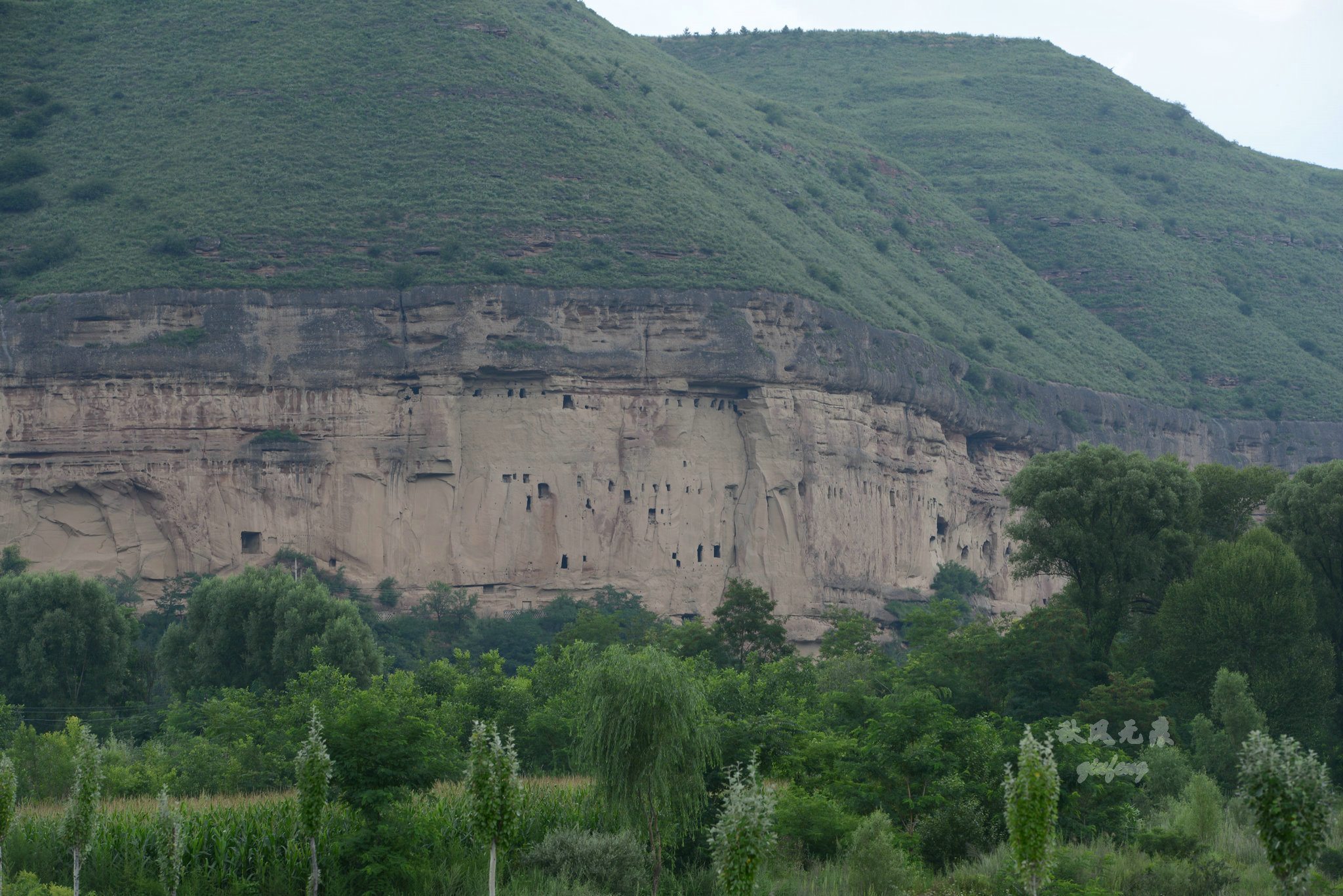 旬邑(|旬邑三水河两岸悬崖峭壁上，一个个精致崖居让人震撼