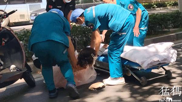 同伴|小电电撞伤女子后提速“闪人”，跑腿小哥见义勇为脱岗“追逃”