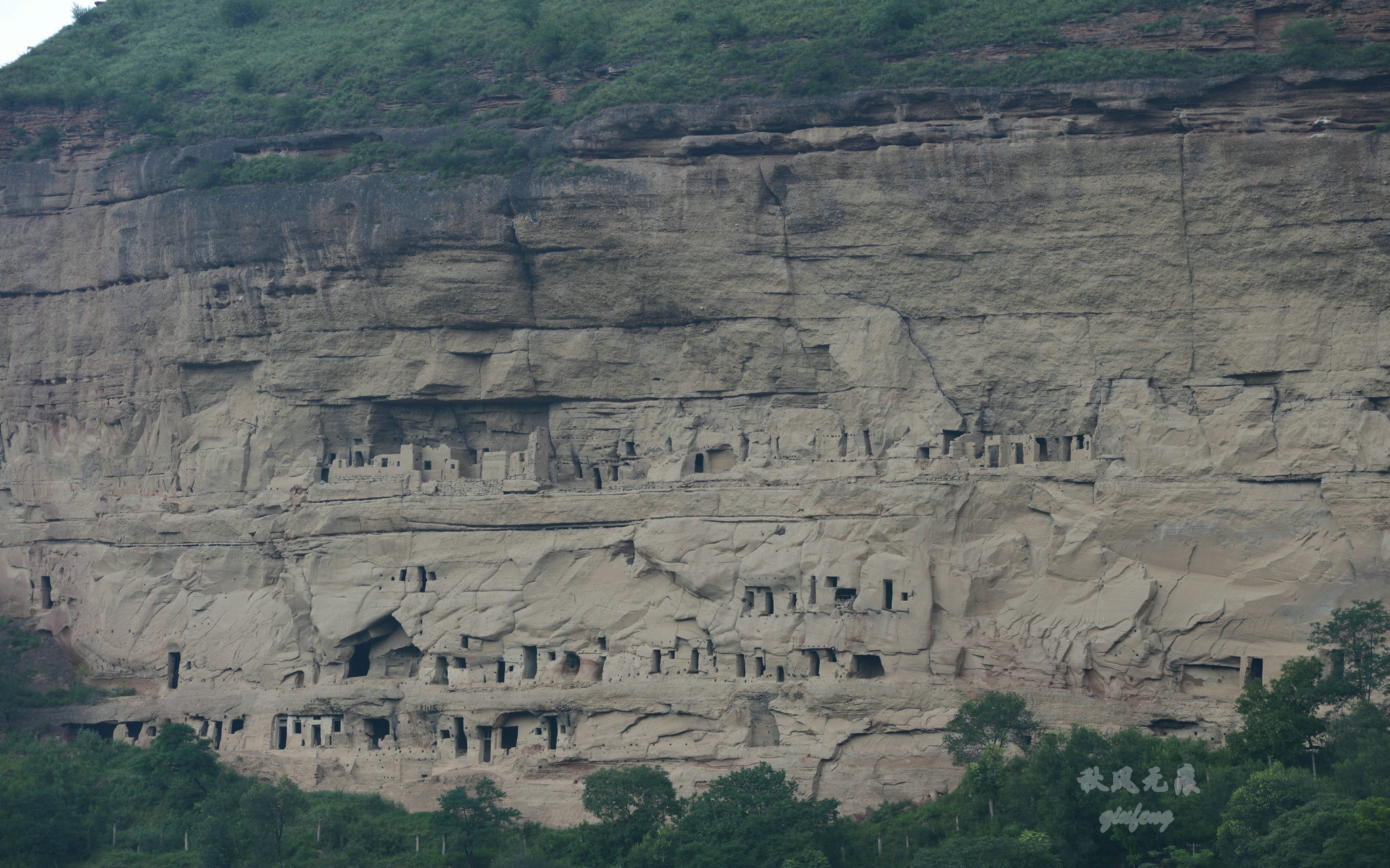 旬邑(|旬邑三水河两岸悬崖峭壁上，一个个精致崖居让人震撼