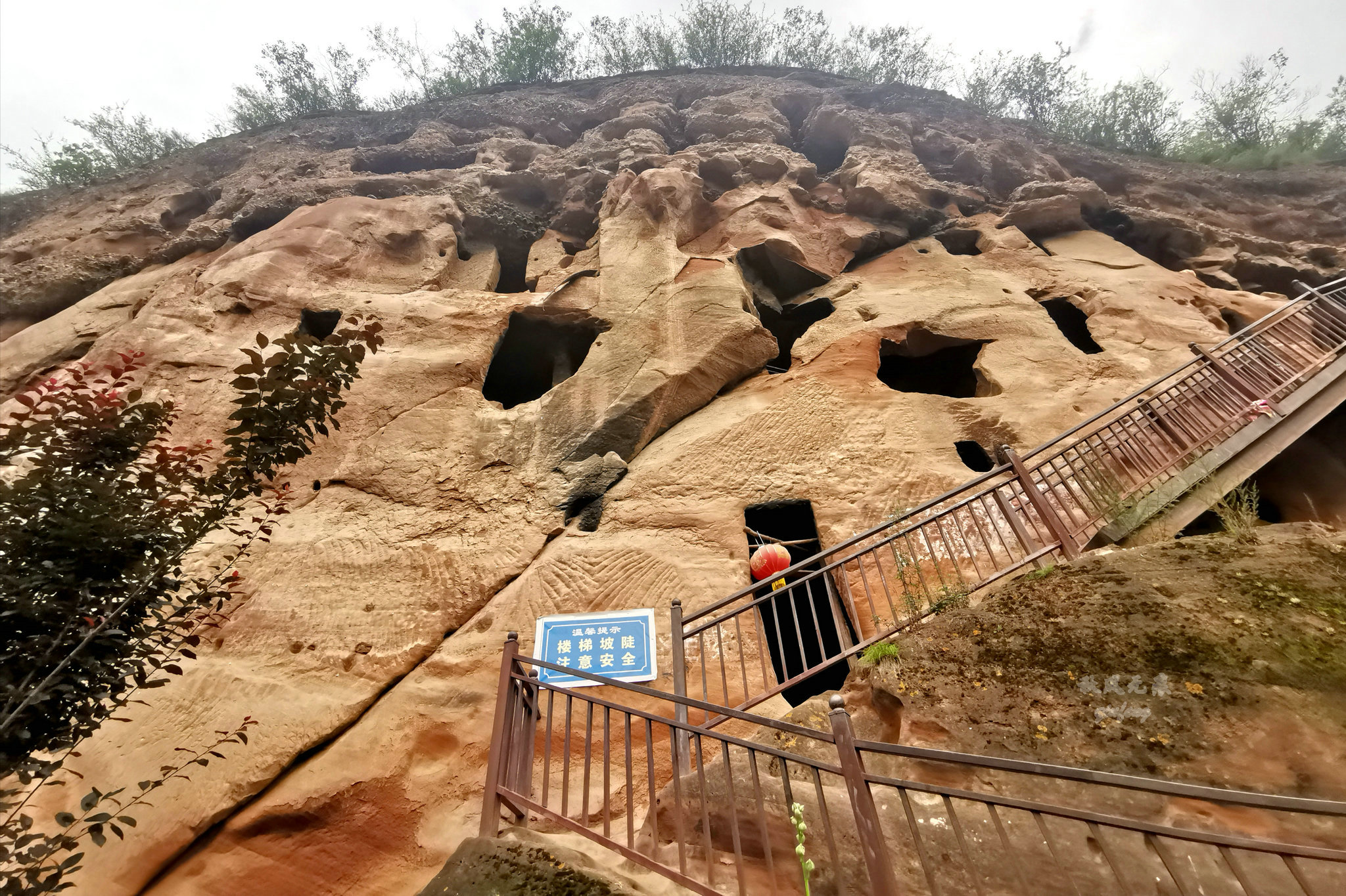 旬邑(|旬邑三水河两岸悬崖峭壁上,一个个精致崖居让人震撼