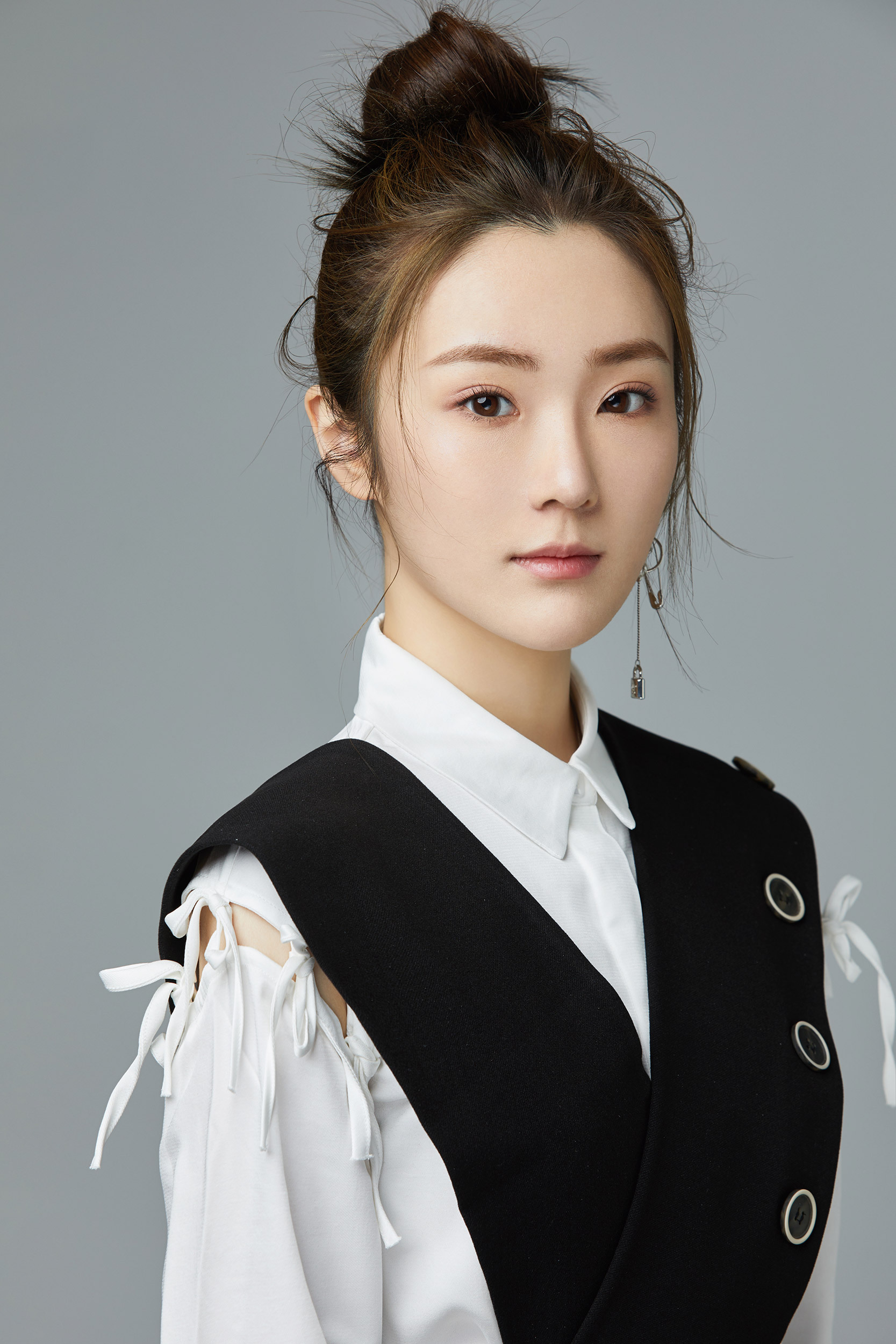 全能少女张可盈曝光学院风写真简约时髦质感十足