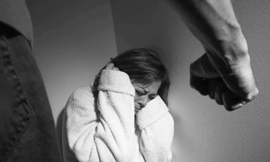 正当防卫|妻子连捅丈夫三刀，法院却说她无罪