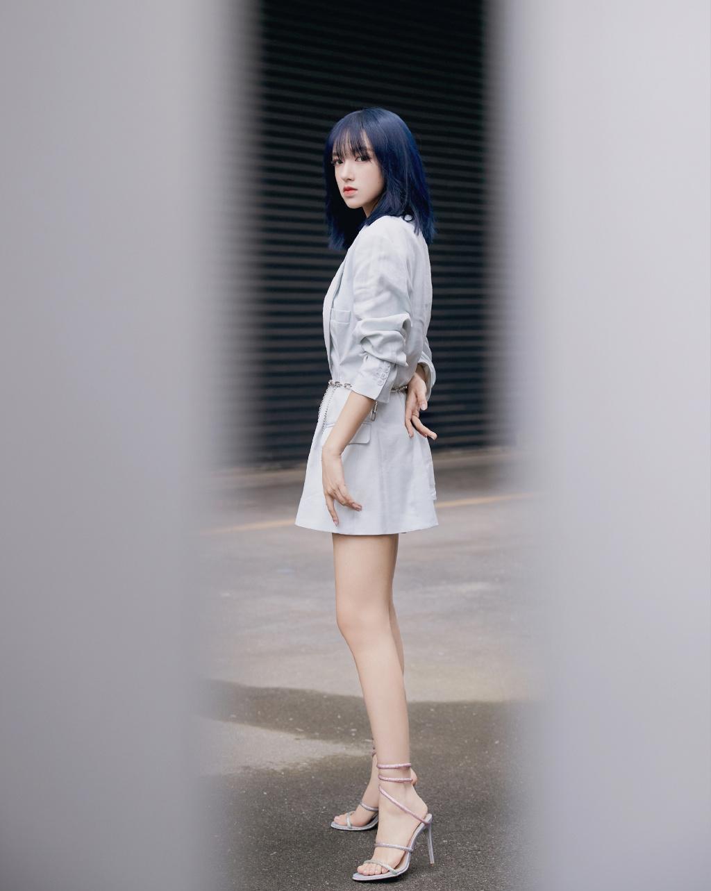 原创程潇踩"螺旋高跟鞋"出镜,穿灰白西装玩下衣失踪,美腿白皙纤细