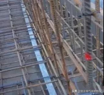 ②扁钢搭接焊长度不小于扁钢宽度的 2.2 倍,且三面施焊.
