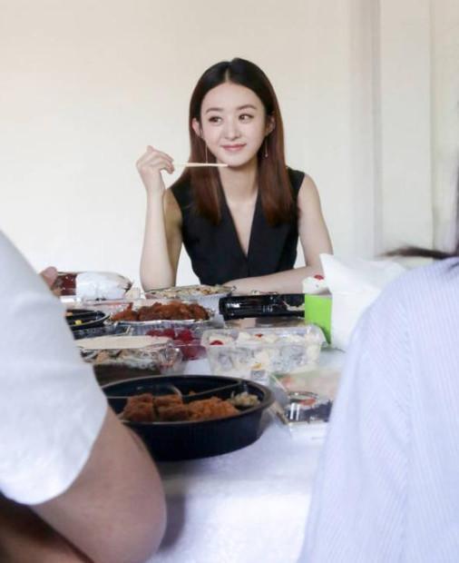 再现高情商！被问王一博是否请过客，赵丽颖圆