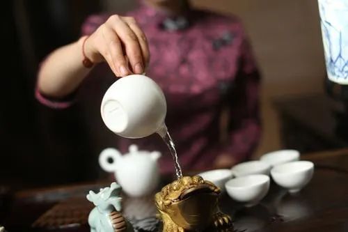 原创露脚丫的茶艺照突然翻红脚味挺浓啊
