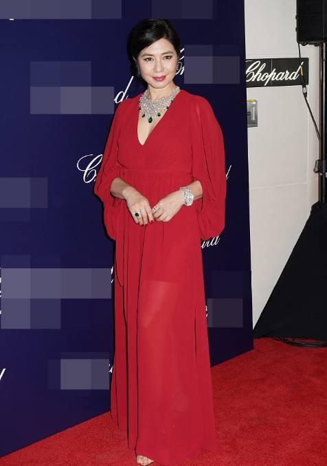 显得|钟楚红穿的很优雅，正视衰老又不修图，比同辈只会扮嫩的要漂亮！