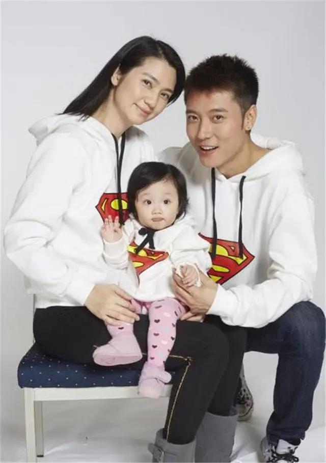 洪欣女儿长大了，笑容可爱大眼迷人，与1米87的哥哥成反差萌