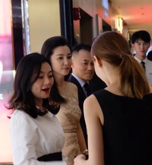 脖颈|李冰冰生图脖颈纹明显，脸上坑坑洼洼，打扮再年轻也得承认老了！