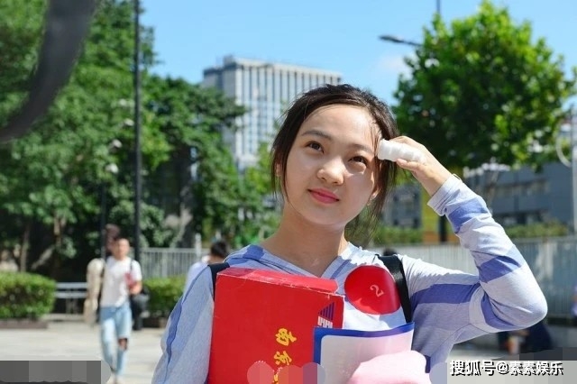 原创21岁林妙可晒自拍照:衣品颜值改变很大,又美又俏招人喜欢