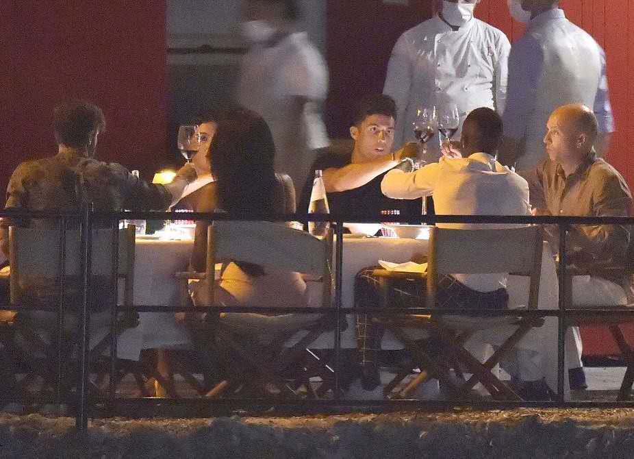 进晚餐|C罗与女友共进晚餐,乔治娜穿蓝色礼服美艳,小腹隆起疑似怀孕