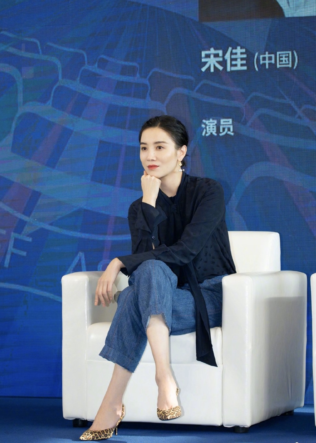 连换|小宋佳久违露面，参加活动连换三套服装大秀时髦度，真是衣服架子