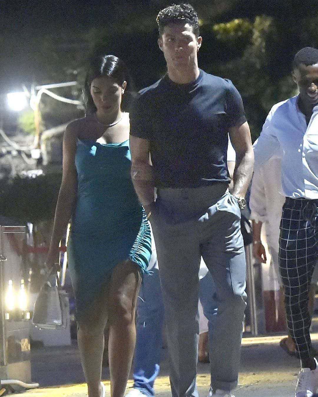 进晚餐|C罗与女友共进晚餐,乔治娜穿蓝色礼服美艳,小腹隆起疑似怀孕