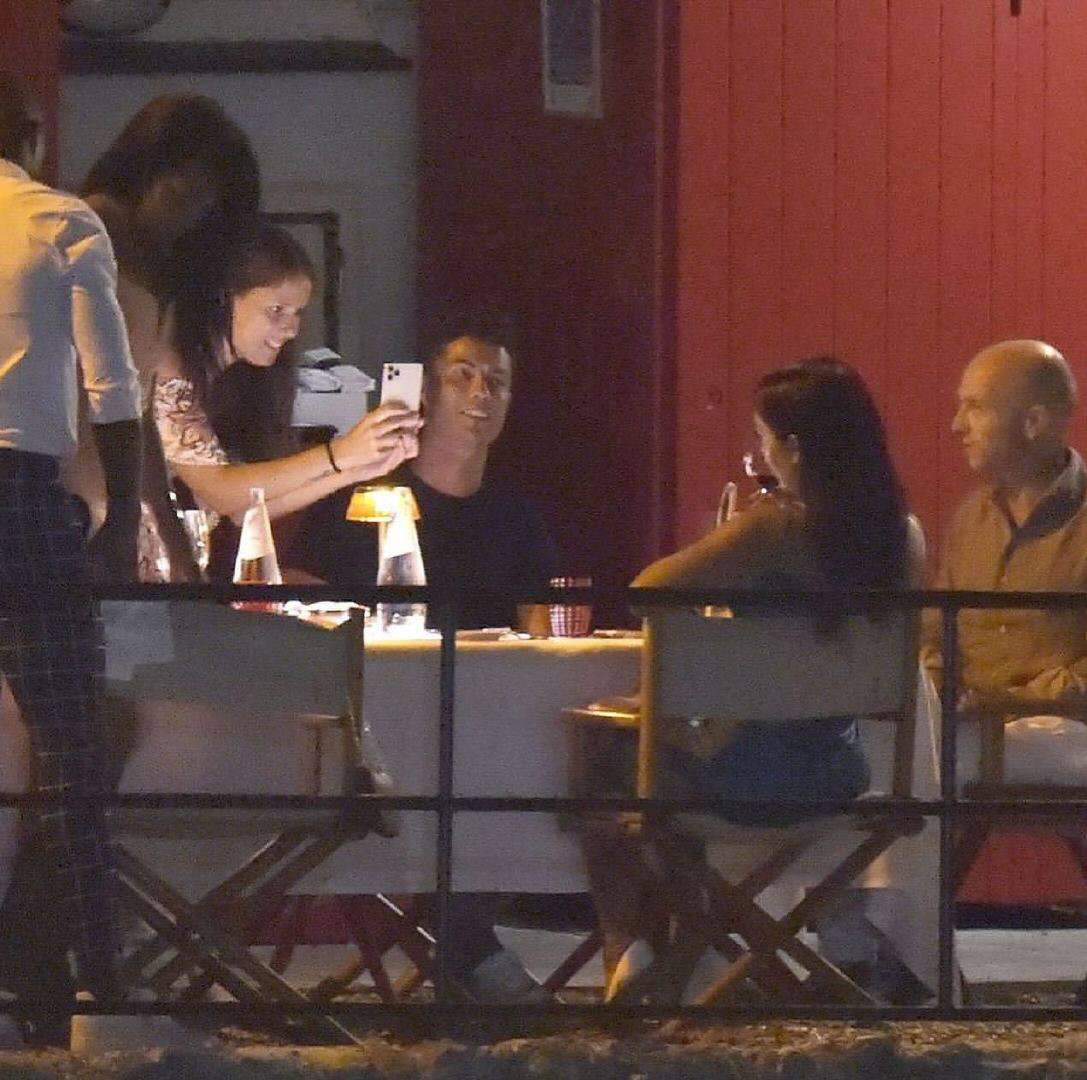 进晚餐|C罗与女友共进晚餐,乔治娜穿蓝色礼服美艳,小腹隆起疑似怀孕