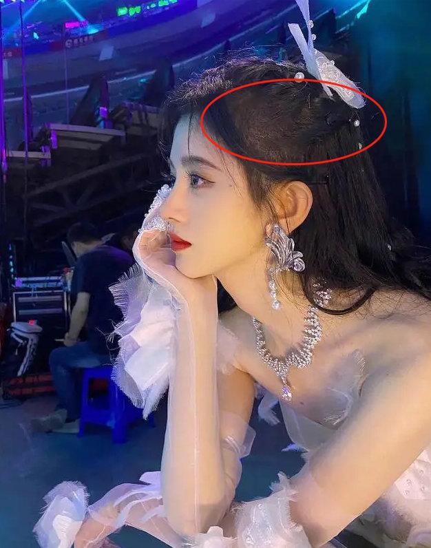 26岁女星穿高仿走红毯？网曝其裙子手镯都是假货