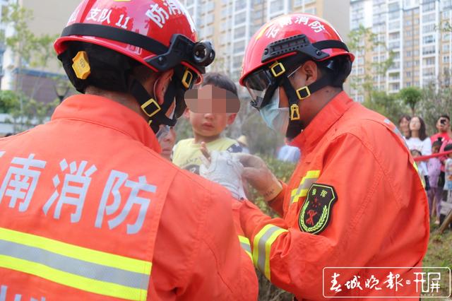 车链|疼得嚎啕大哭！家长弄不出来，急得不行……保山2岁男童手指被车链卡住