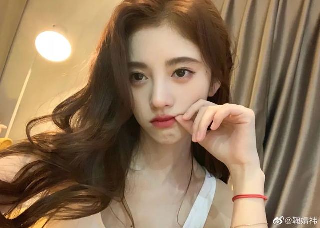 鞠婧祎采访否认是仙女，称不健身也有直角肩，