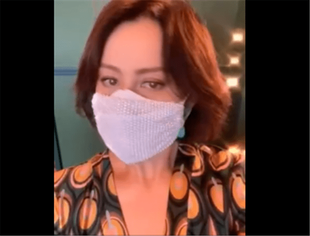 口罩|刘嘉玲晒自拍秀珠宝口罩，镶满钻石在灯光照射下闪闪发光