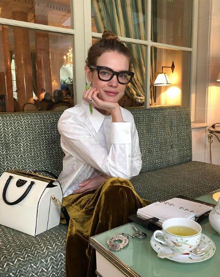 休闲|LV太子妃参观流浪犬所落泪，满脸憔悴抬头纹明显，仍坚持素颜出街