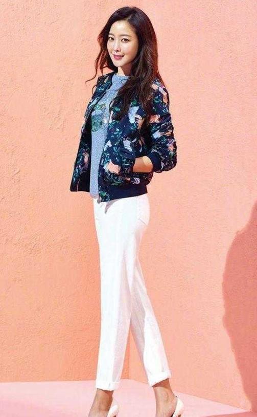 时尚|被金喜善美到了！一袭镂空礼裙穿出时尚优雅，天然脸太抗老了