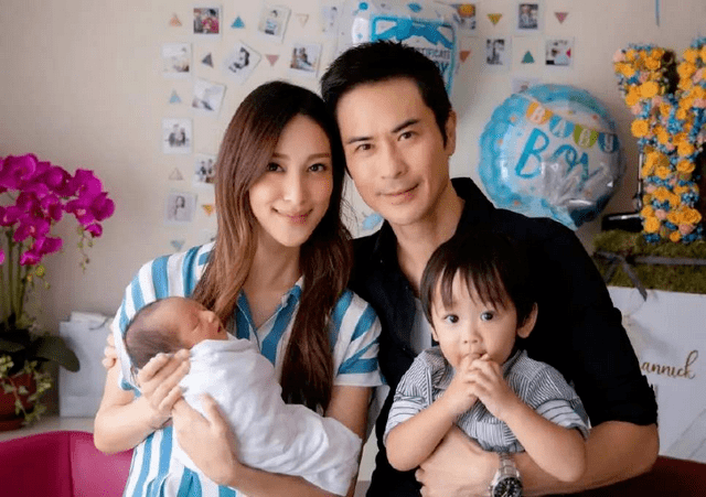 原创郑嘉颖二胎得子，家中两个小王子，高颜值的一家四口真幸福