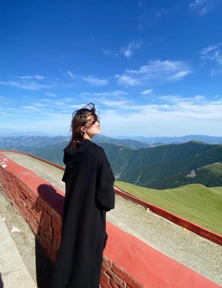 大自然|李沁素颜太美了，与大自然合照静谧美好，妥妥的文艺女神