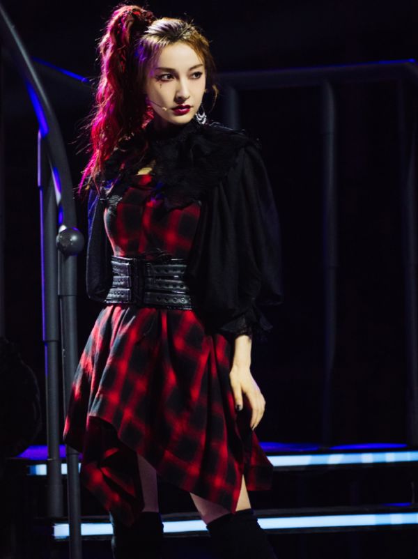 裤子|37岁吴昕终于瘦了!把黑袜当成裤子穿,这腿不得买保险?